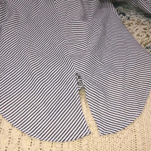 New Directions size medium blue & white striped seersucker style tie front - Picture 4 of 4